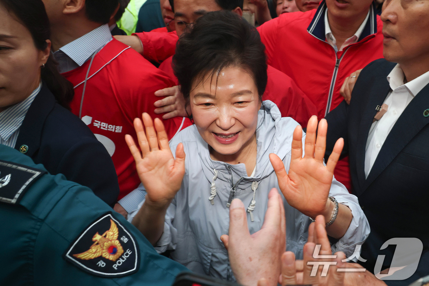(진주=뉴스1) 윤일지 기자 = 박근혜 전 대통령이 27일 경남 진주 대안동 진주중앙시장을 찾아 박완수 국민의힘 경남도지사 후보, 한경호 진주시장 후보 지원유세를 하고 있다. (공 …