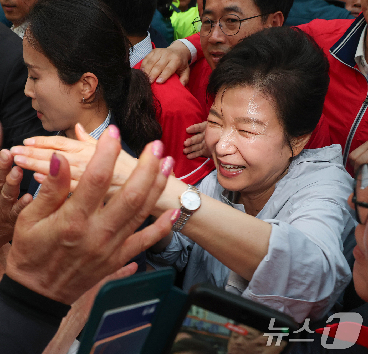 (진주=뉴스1) 윤일지 기자 = 박근혜 전 대통령이 27일 경남 진주 대안동 진주중앙시장을 찾아 박완수 국민의힘 경남도지사 후보, 한경호 진주시장 후보 지원유세를 하고 있다. (공 …