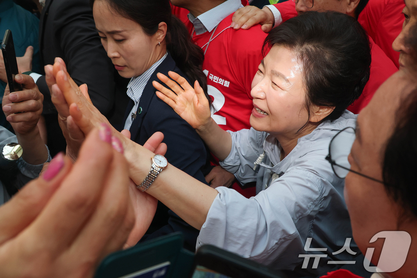 (진주=뉴스1) 윤일지 기자 = 박근혜 전 대통령이 27일 경남 진주 대안동 진주중앙시장을 찾아 박완수 국민의힘 경남도지사 후보, 한경호 진주시장 후보 지원유세를 하고 있다. (공 …