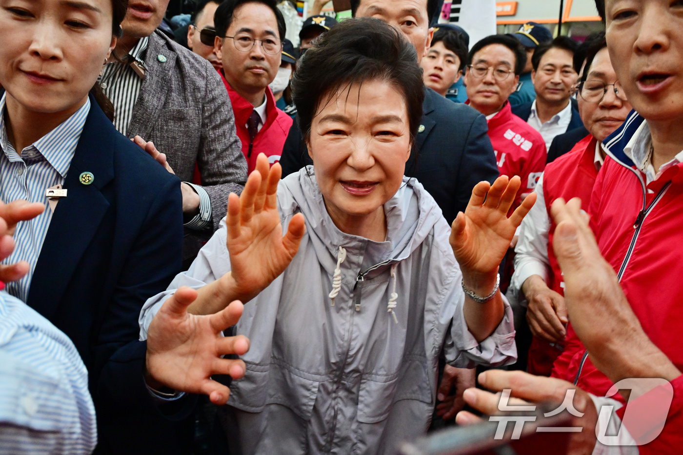 (진주=뉴스1) 윤일지 기자 = 박근혜 전 대통령이 27일 경남 진주 대안동 진주중앙시장을 찾아 박완수 국민의힘 경남도지사 후보, 한경호 진주시장 후보 지원유세를 하고 있다. (공 …