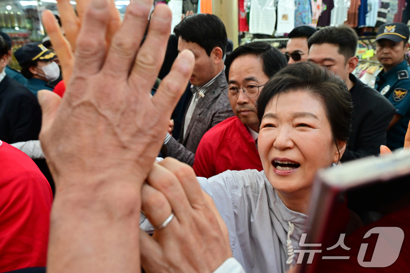 (진주=뉴스1) 윤일지 기자 = 박근혜 전 대통령이 27일 경남 진주 대안동 진주중앙시장을 찾아 박완수 국민의힘 경남도지사 후보, 한경호 진주시장 후보 지원유세를 하고 있다. (공 …