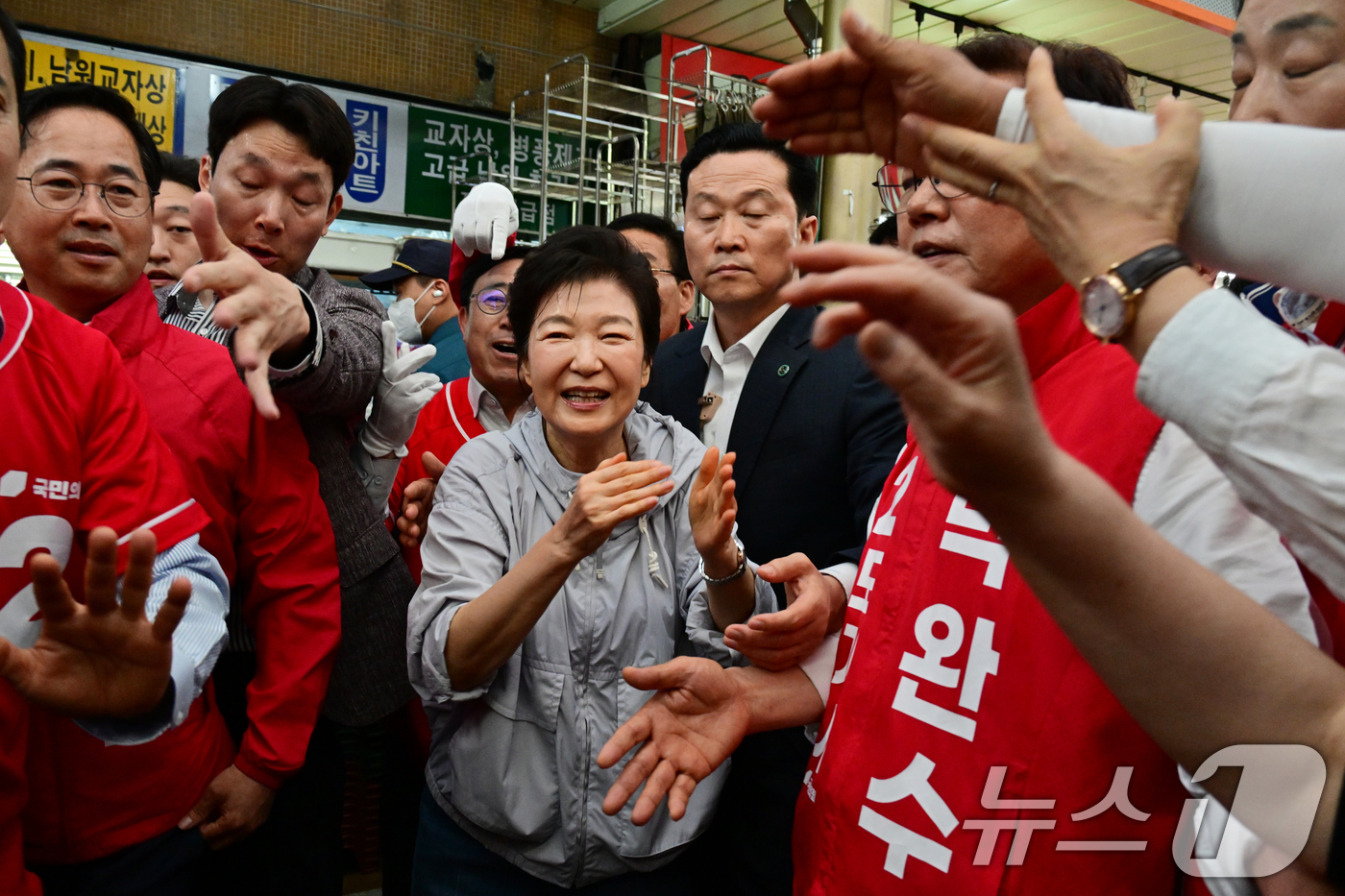 (진주=뉴스1) 윤일지 기자 = 박근혜 전 대통령이 27일 경남 진주 대안동 진주중앙시장을 찾아 박완수 국민의힘 경남도지사 후보, 한경호 진주시장 후보 지원유세를 하고 있다. (공 …
