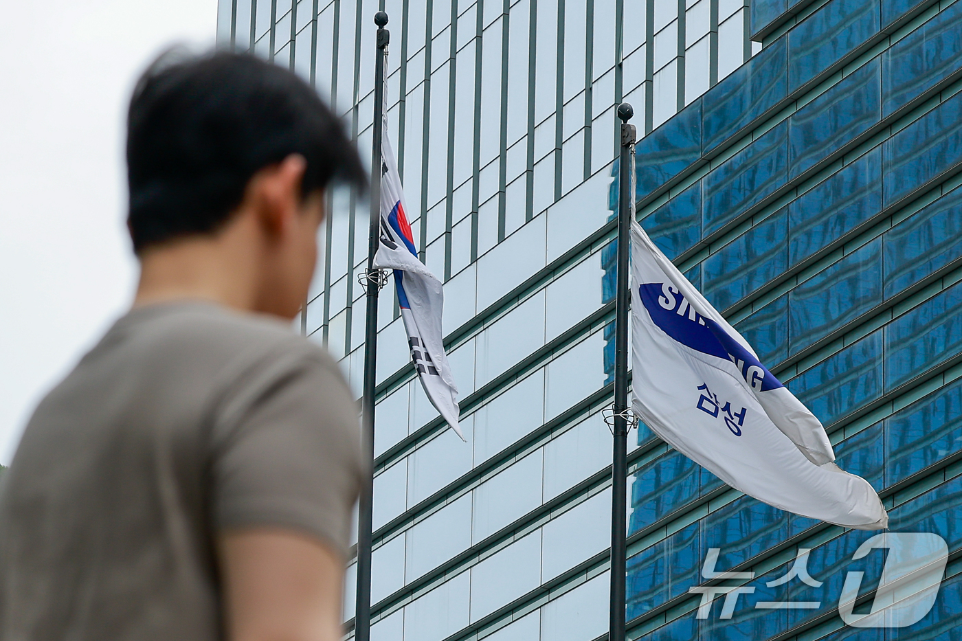 (서울=뉴스1) 안은나 기자 = 삼성전자 임단협이 최종 타결된 27일 서울 삼성전자 서초사옥에 깃발이 나부끼고 있다.삼성전자 노동조합 공동교섭단은 이날 '2026년 임금·단체협약 …
