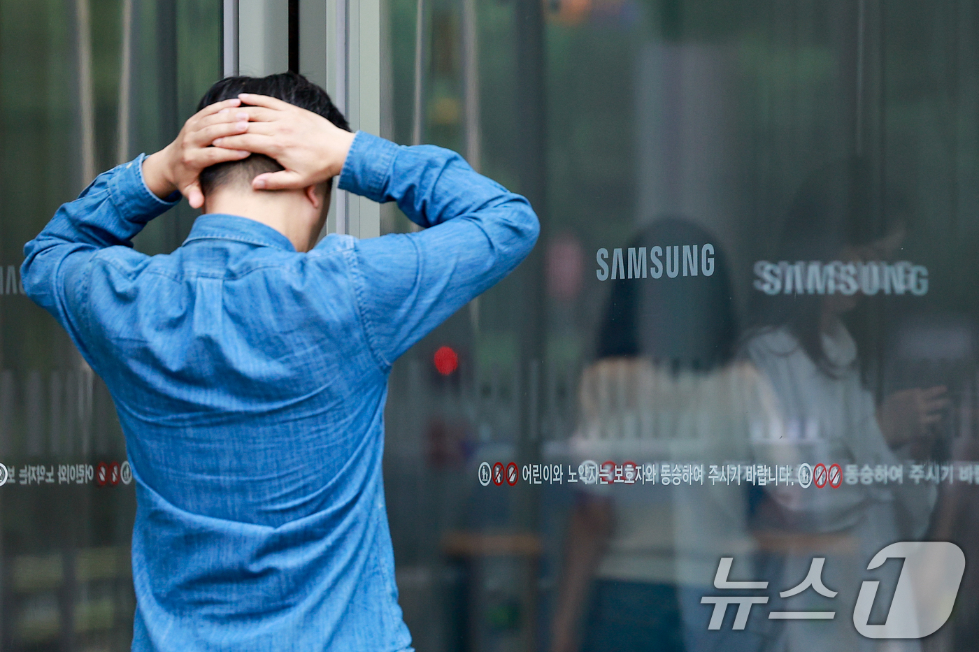 (서울=뉴스1) 안은나 기자 = 삼성전자 임단협이 최종 타결된 27일 서울 삼성전자 서초사옥에 직원들이 출입하고 있다.삼성전자 노동조합 공동교섭단은 이날 '2026년 임금·단체협약 …