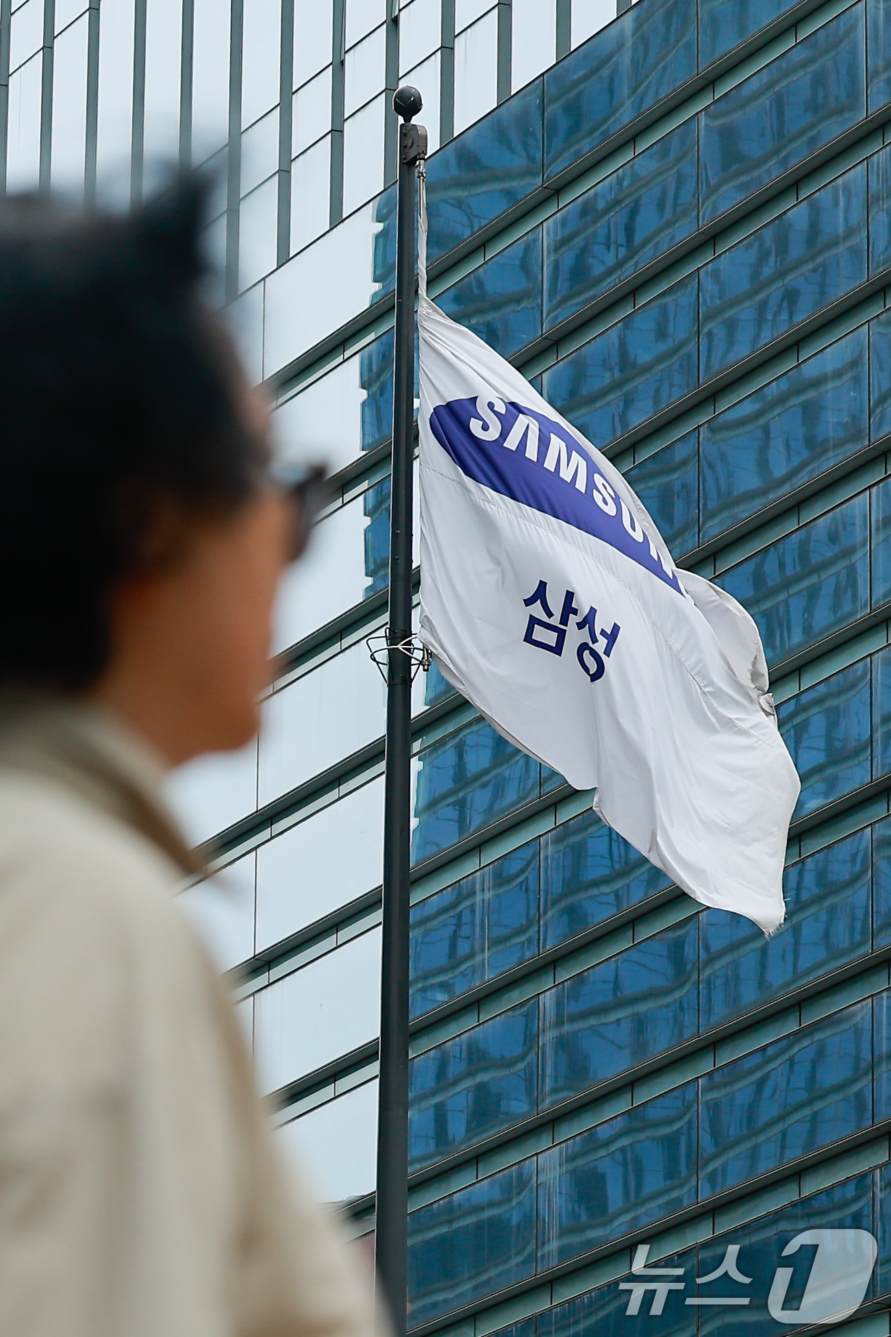(서울=뉴스1) 안은나 기자 = 삼성전자 임단협이 최종 타결된 27일 서울 삼성전자 서초사옥에 깃발이 나부끼고 있다.삼성전자 노동조합 공동교섭단은 이날 '2026년 임금·단체협약 …