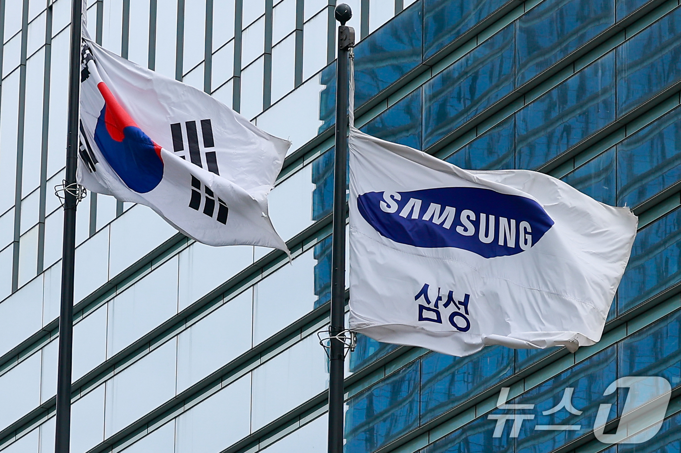 (서울=뉴스1) 안은나 기자 = 삼성전자 임단협이 최종 타결된 27일 서울 삼성전자 서초사옥에 깃발이 나부끼고 있다.삼성전자 노동조합 공동교섭단은 이날 '2026년 임금·단체협약 …