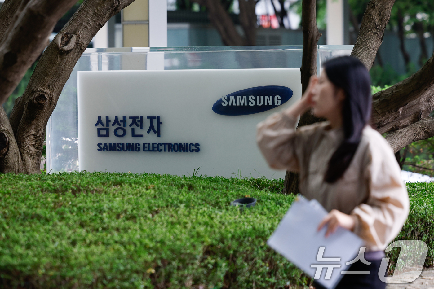 (서울=뉴스1) 안은나 기자 = 삼성전자 임단협이 최종 타결된 27일 서울 삼성전자 서초사옥에 직원들이 출입하고 있다.삼성전자 노동조합 공동교섭단은 이날 '2026년 임금·단체협약 …