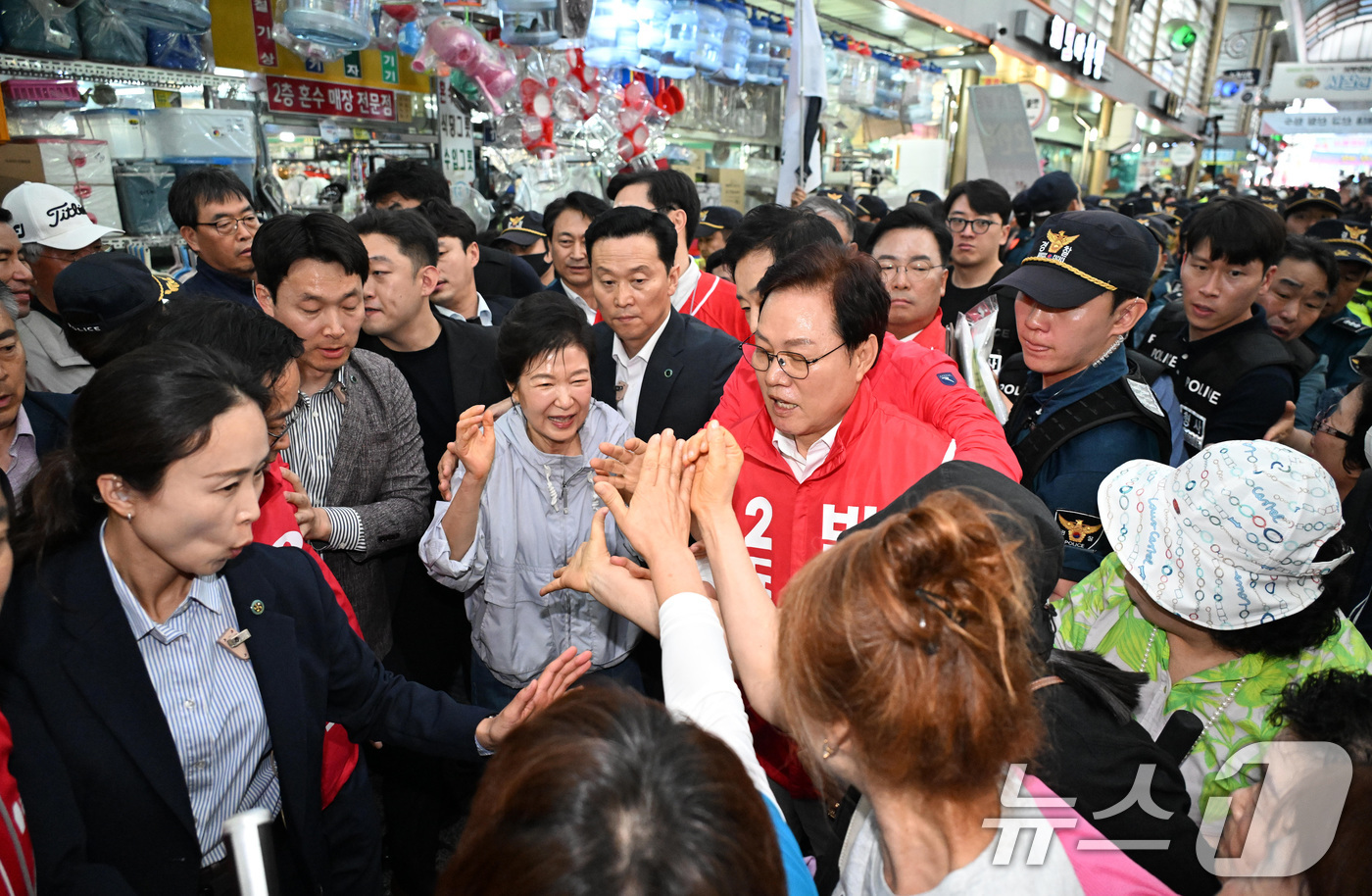 (진주=뉴스1) 윤일지 기자 = 박근혜 전 대통령이 27일 경남 진주 대안동 진주중앙시장을 찾아 박완수 국민의힘 경남도지사 후보, 한경호 진주시장 후보 지원유세를 하고 있다. (공 …