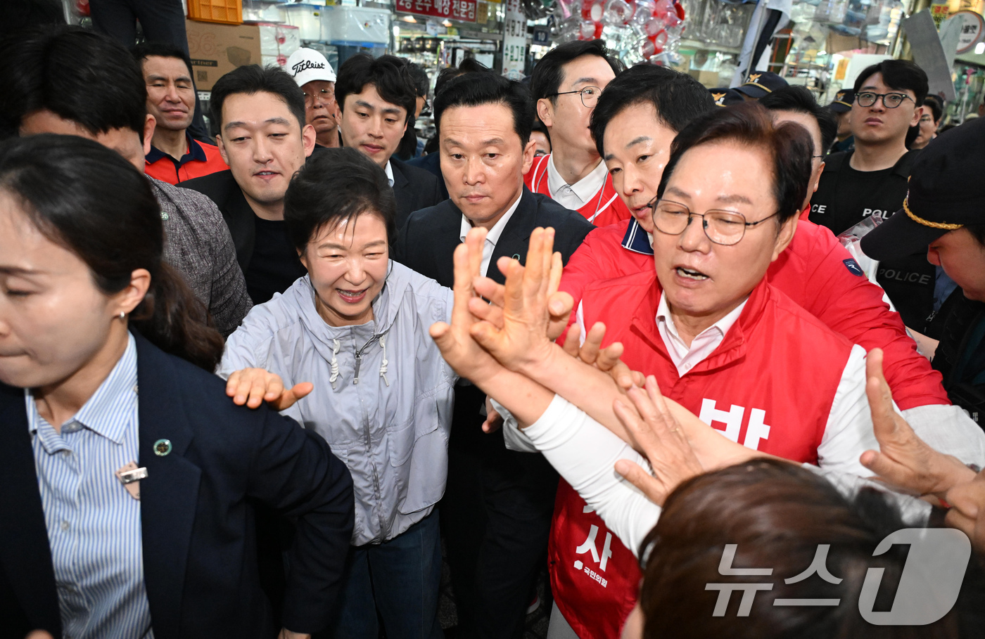 (진주=뉴스1) 윤일지 기자 = 박근혜 전 대통령이 27일 경남 진주 대안동 진주중앙시장을 찾아 박완수 국민의힘 경남도지사 후보, 한경호 진주시장 후보 지원유세를 하고 있다. (공 …