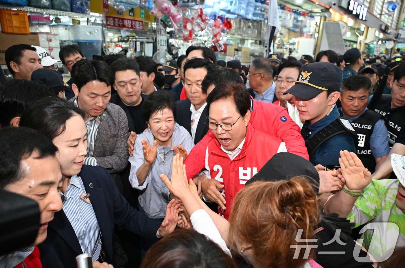 (진주=뉴스1) 윤일지 기자 = 박근혜 전 대통령이 27일 경남 진주 대안동 진주중앙시장을 찾아 박완수 국민의힘 경남도지사 후보, 한경호 진주시장 후보 지원유세를 하고 있다. (공 …