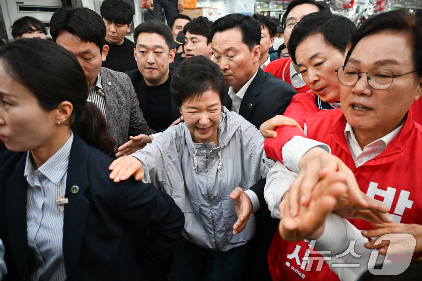 (진주=뉴스1) 윤일지 기자 = 박근혜 전 대통령이 27일 경남 진주 대안동 진주중앙시장을 찾아 박완수 국민의힘 경남도지사 후보, 한경호 진주시장 후보 지원유세를 하고 있다. (공 …
