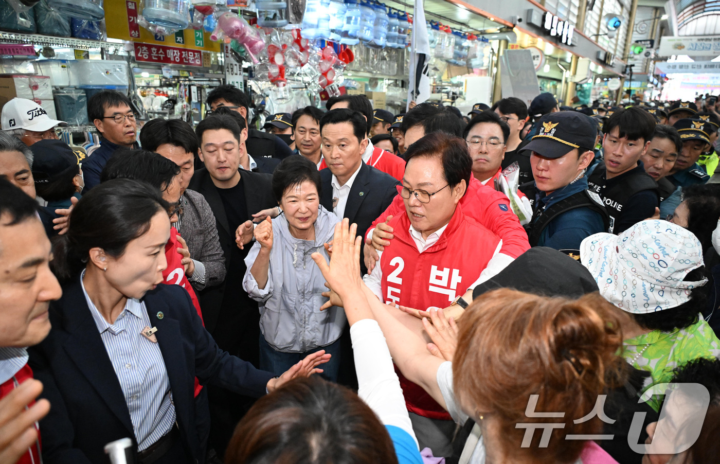 (진주=뉴스1) 윤일지 기자 = 박근혜 전 대통령이 27일 경남 진주 대안동 진주중앙시장을 찾아 박완수 국민의힘 경남도지사 후보, 한경호 진주시장 후보 지원유세를 하고 있다. (공 …