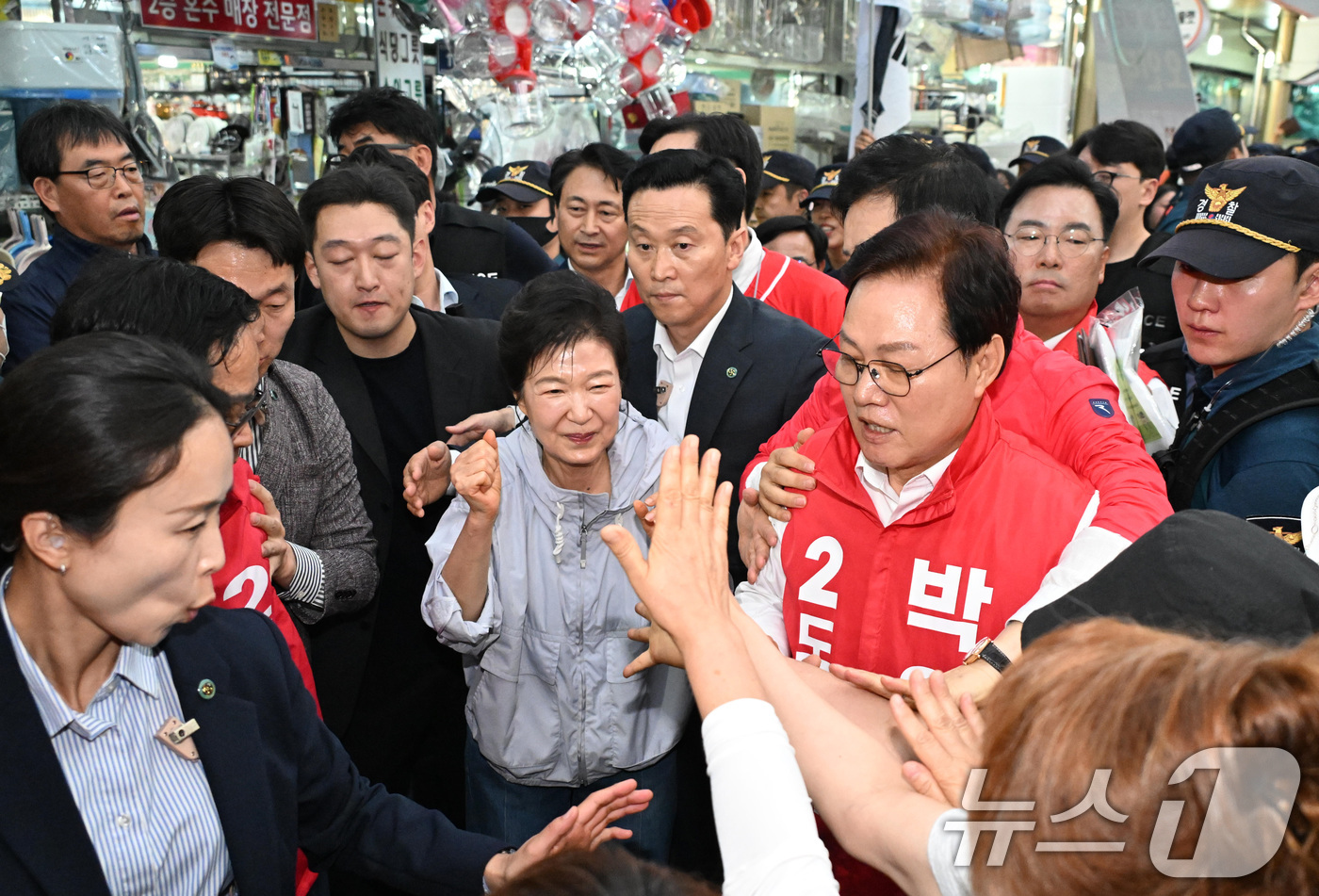 (진주=뉴스1) 윤일지 기자 = 박근혜 전 대통령이 27일 경남 진주 대안동 진주중앙시장을 찾아 박완수 국민의힘 경남도지사 후보, 한경호 진주시장 후보 지원유세를 하고 있다. (공 …