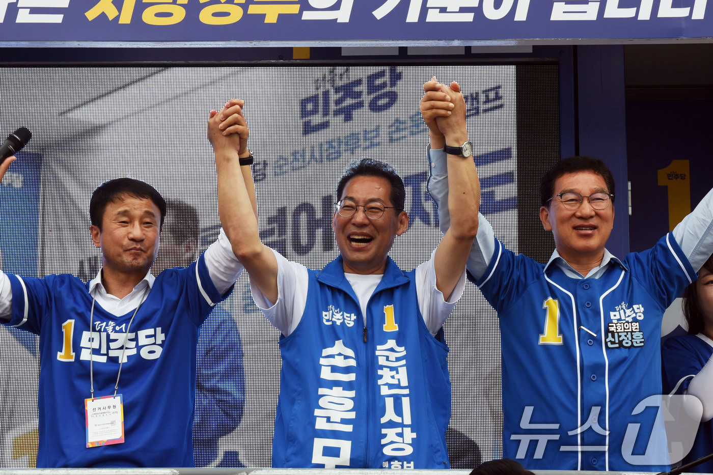 (순천=뉴스1) 김성준 기자 = 한병도 더불어민주당 원내대표와 신정훈 국회의원이 27일 전남 순천 풍덕동 아랫장을 방문해 손훈모 순천시장 후보 지지를 호소하고 있다. 2026.5. …