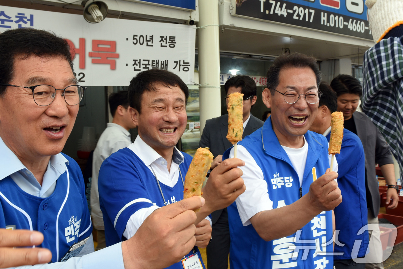 (순천=뉴스1) 김성준 기자 = 한병도 더불어민주당 원내대표가 27일 순천 풍덕동 아랫장을 방문해 상인들에게 손훈모 순천시장 후보 지지를 호소하고 있다. 2026.5.27/뉴스1