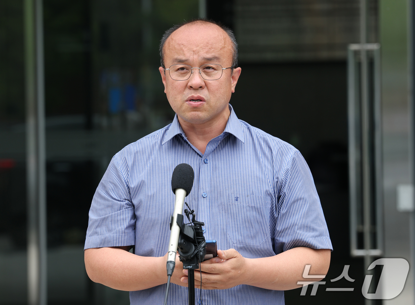 (수원=뉴스1) 김영운 기자 = 민경권 대한민국주주운동본부 대표가 27일 경기 수원시 영통구 경기지방노동위원회에서 삼성전자 노사 임금협상 잠정합의안 가결 등과 관련한 입장을 발표를 …