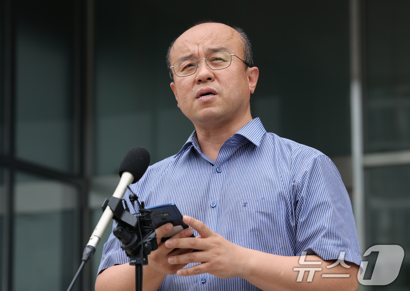 (수원=뉴스1) 김영운 기자 = 민경권 대한민국주주운동본부 대표가 27일 경기 수원시 영통구 경기지방노동위원회에서 삼성전자 노사 임금협상 잠정합의안 가결 등과 관련한 입장을 발표를 …