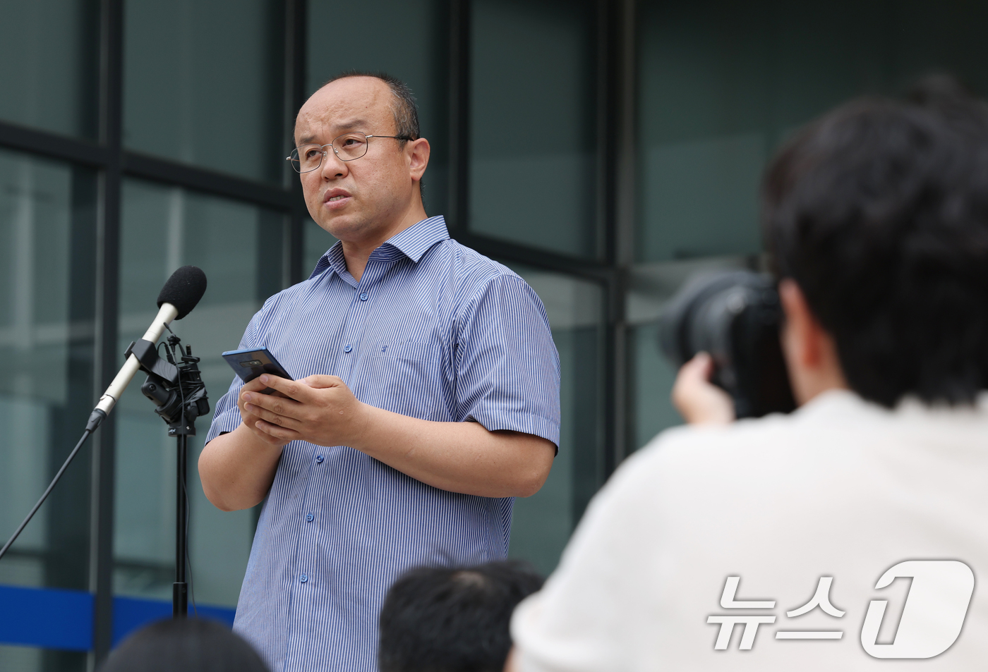 (수원=뉴스1) 김영운 기자 = 민경권 대한민국주주운동본부 대표가 27일 경기 수원시 영통구 경기지방노동위원회에서 삼성전자 노사 임금협상 잠정합의안 가결 등과 관련한 입장을 발표를 …