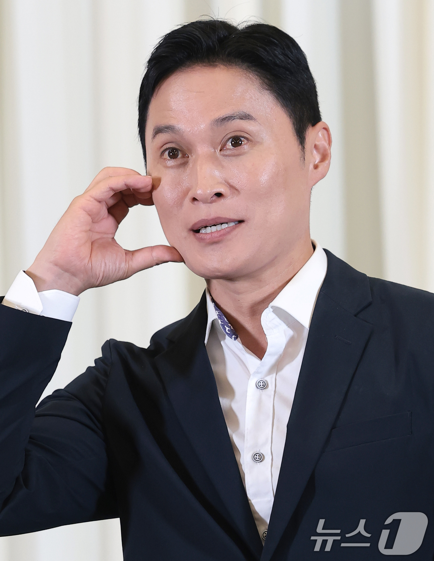 (서울=뉴스1) 권현진 기자 = 방송인 송준근이 27일 서울 강남구 리버사이드호텔에서 열린 하트오브우먼 첫 번째 정규 앨범 '하트 바이트 : 레거시(Heart Byte : LEGA …