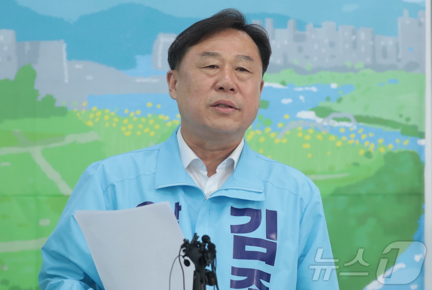 (울산=뉴스1) 김세은 기자 = 김종훈 진보당 울산시장 후보가 27일 울산 남구 소재 자신의 선거사무소에서 기자회견을 열고 단일화 재경선 수용과 관련한 입장을 밝히고 있다.  20 …
