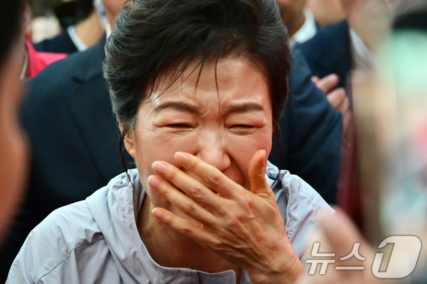 (진주=뉴스1) 윤일지 기자 = 박근혜 전 대통령이 27일 경남 진주 대안동 진주중앙시장을 찾아 박완수 국민의힘 경남도지사 후보, 한경호 진주시장 후보 지원유세를 하며 시민과 악수 …