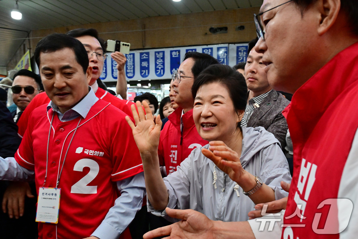 (진주=뉴스1) 윤일지 기자 = 박근혜 전 대통령이 27일 경남 진주 대안동 진주중앙시장을 찾아 박완수 국민의힘 경남도지사 후보, 한경호 진주시장 후보 지원유세를 하고 있다. (공 …