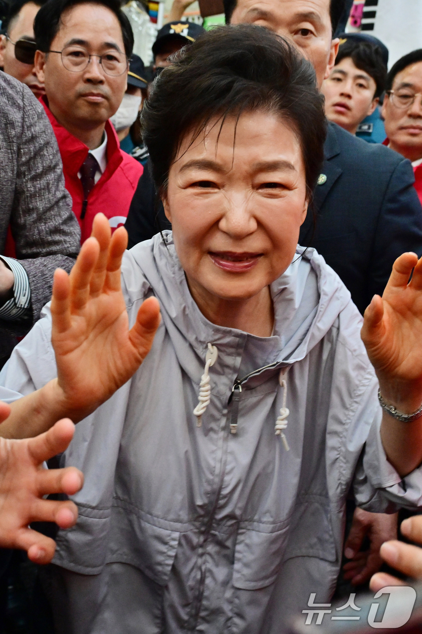 (진주=뉴스1) 윤일지 기자 = 박근혜 전 대통령이 27일 경남 진주 대안동 진주중앙시장을 찾아 박완수 국민의힘 경남도지사 후보, 한경호 진주시장 후보 지원유세를 하고 있다. (공 …