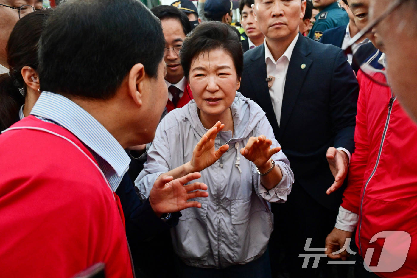 (진주=뉴스1) 윤일지 기자 = 박근혜 전 대통령이 27일 경남 진주 대안동 진주중앙시장을 찾아 박완수 국민의힘 경남도지사 후보, 한경호 진주시장 후보 지원유세를 하고 있다. (공 …