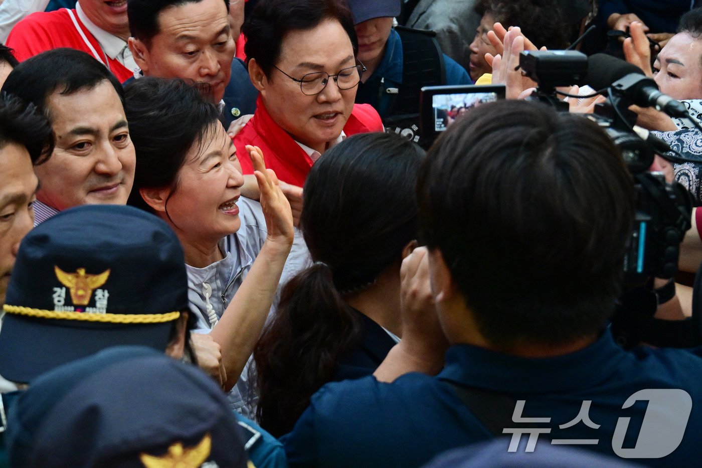(진주=뉴스1) 윤일지 기자 = 박근혜 전 대통령이 27일 경남 진주 대안동 진주중앙시장을 찾아 박완수 국민의힘 경남도지사 후보, 한경호 진주시장 후보 지원유세를 하고 있다. (공 …