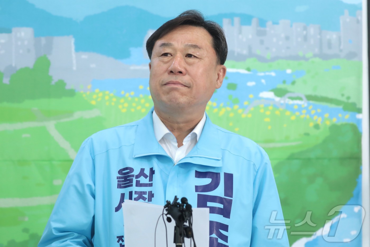 (울산=뉴스1) 김세은 기자 = 김종훈 진보당 울산시장 후보가 27일 울산 남구 소재 자신의 선거사무소에서 기자회견을 열고 단일화 재경선 수용과 관련한 입장을 밝히고 있다. 202 …