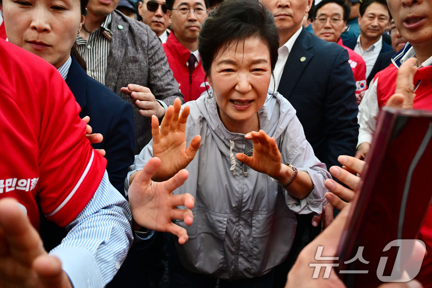 (진주=뉴스1) 윤일지 기자 = 박근혜 전 대통령이 27일 경남 진주 대안동 진주중앙시장을 찾아 박완수 국민의힘 경남도지사 후보, 한경호 진주시장 후보 지원유세를 하고 있다. (공 …