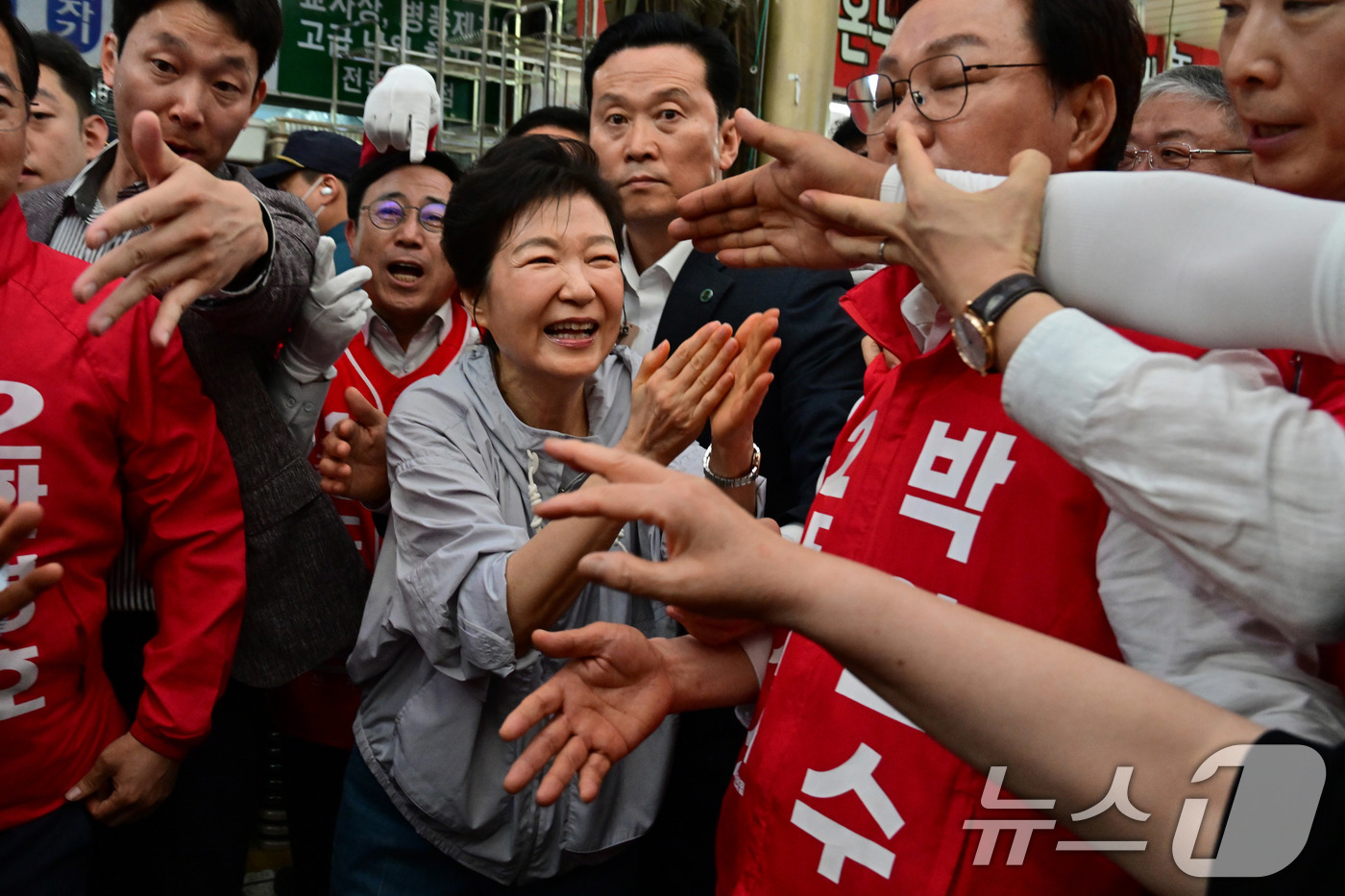 (진주=뉴스1) 윤일지 기자 = 박근혜 전 대통령이 27일 경남 진주 대안동 진주중앙시장을 찾아 박완수 국민의힘 경남도지사 후보, 한경호 진주시장 후보 지원유세를 하고 있다. (공 …
