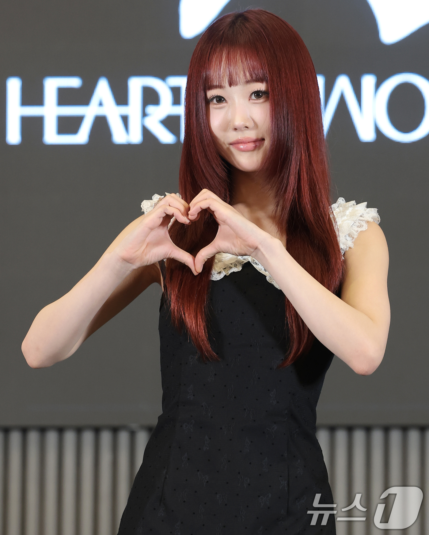 (서울=뉴스1) 권현진 기자 = 하트오브우먼(HEART OF WOMAN(이하 하우(H.O.W))의 리리가 27일 서울 강남구 리버사이드호텔에서 열린 첫 번째 정규 앨범 '하트 바이 …