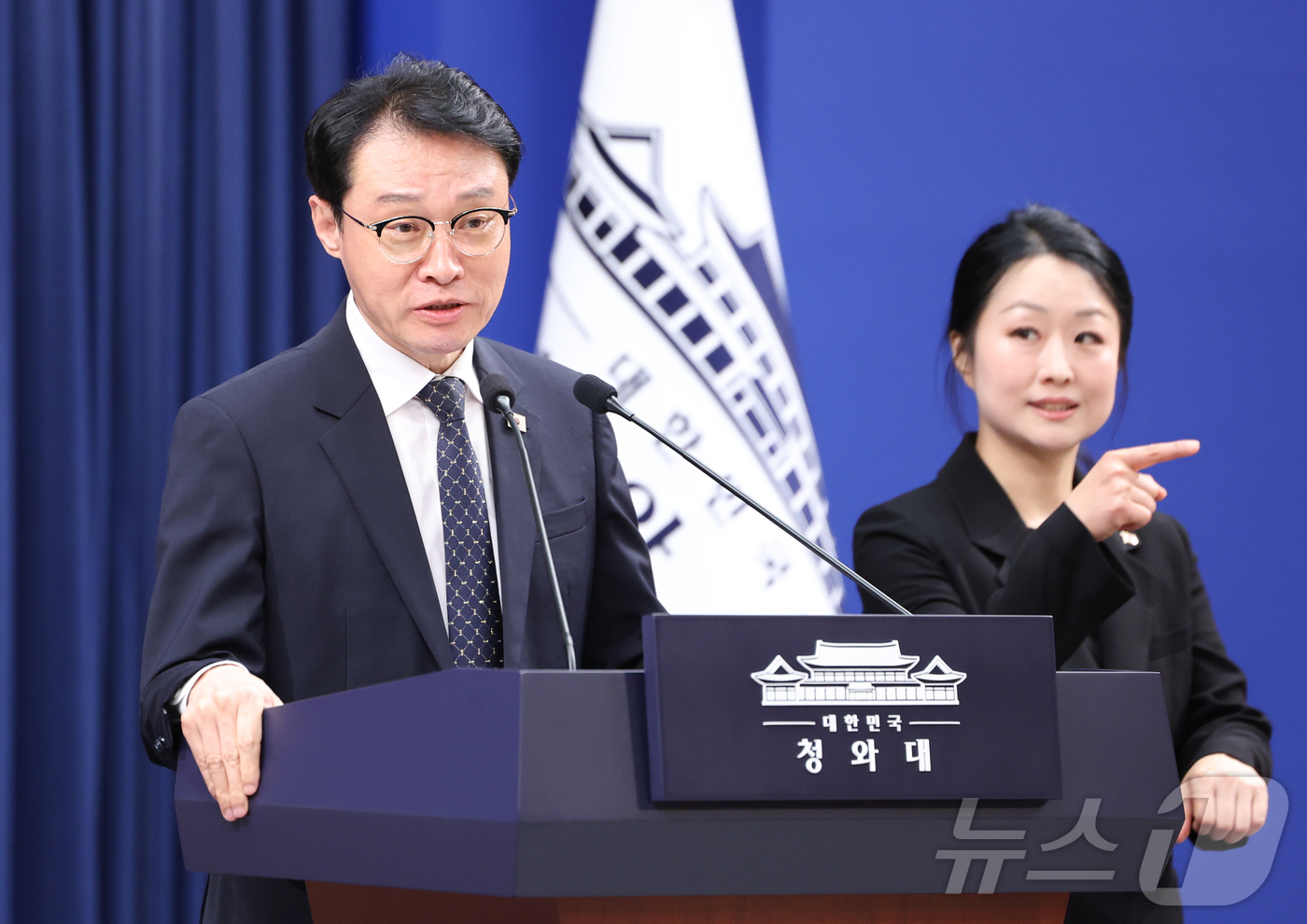 (서울=뉴스1) 허경 기자 = 이규연 홍보소통수석이 27일 청와대 춘추관에서 대통령 취임1주년 기자회견 관련 브리핑을 하고 있다. 2026.5.27/뉴스1