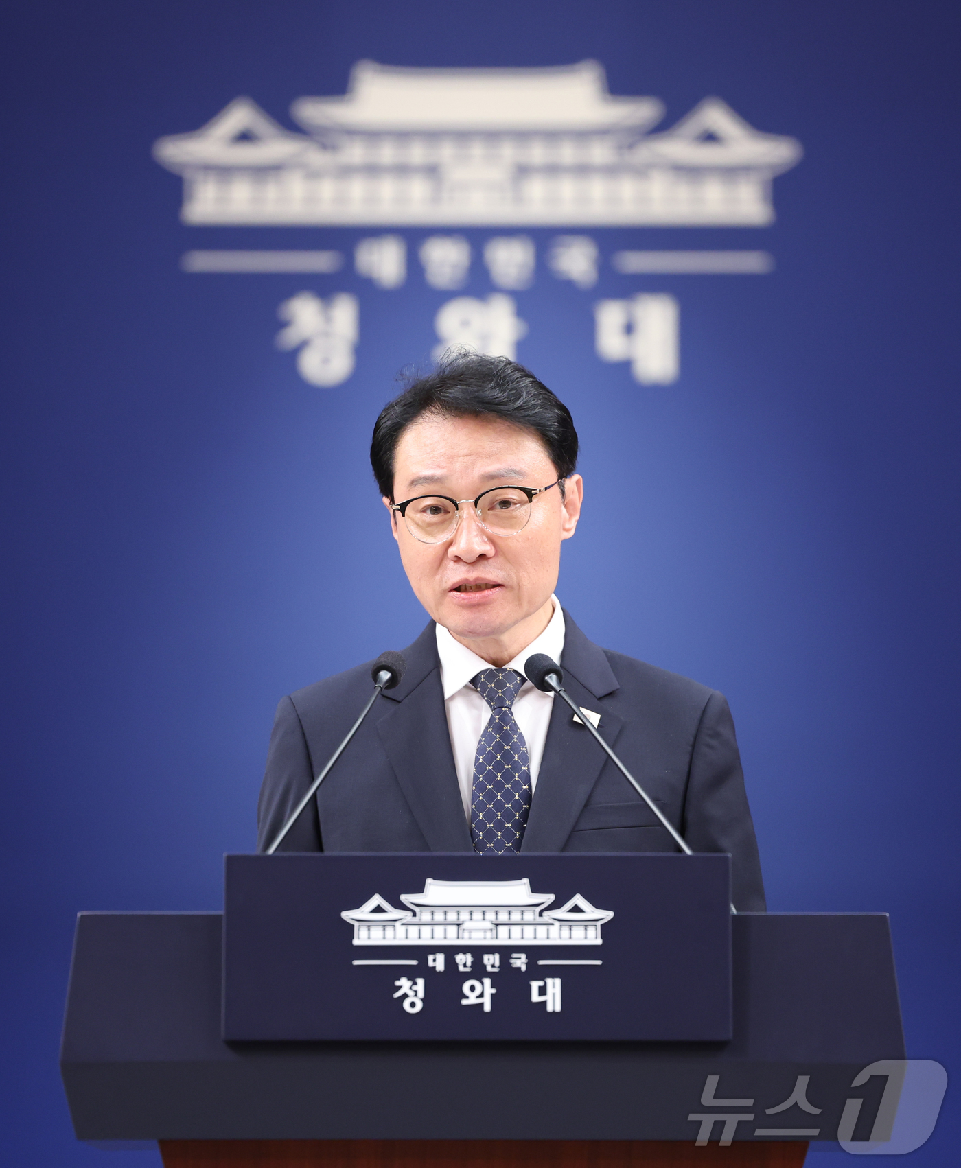 (서울=뉴스1) 허경 기자 = 이규연 홍보소통수석이 27일 청와대 춘추관에서 대통령 취임1주년 기자회견 관련 브리핑을 하고 있다. 2026.5.27/뉴스1