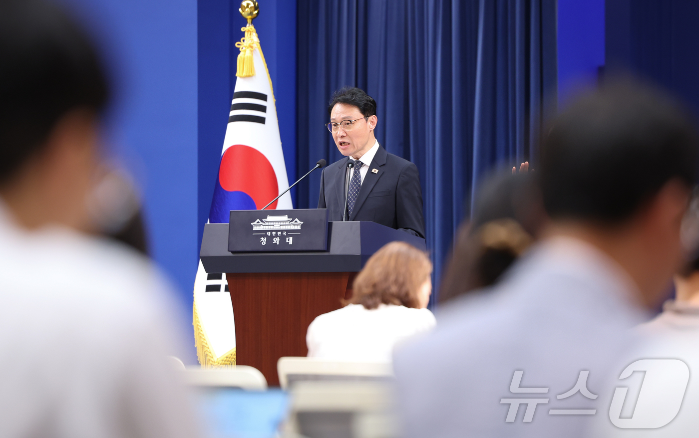 (서울=뉴스1) 허경 기자 = 이규연 홍보소통수석이 27일 청와대 춘추관에서 대통령 취임1주년 기자회견 관련 브리핑을 하고 있다. 2026.5.27/뉴스1