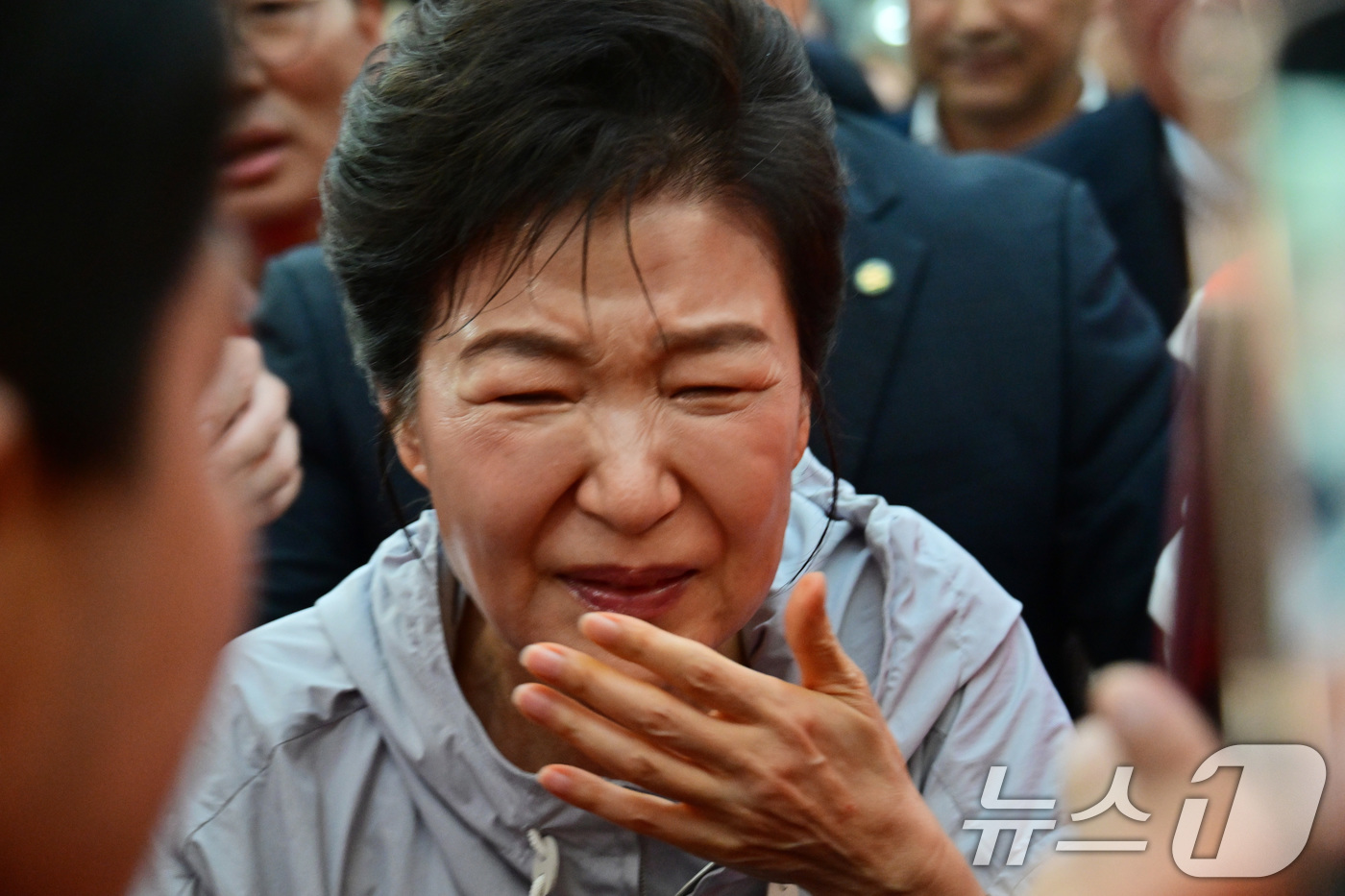 (진주=뉴스1) 윤일지 기자 = 박근혜 전 대통령이 27일 경남 진주 대안동 진주중앙시장을 찾아 박완수 국민의힘 경남도지사 후보, 한경호 진주시장 후보 지원유세를 하며 시민과 악수 …