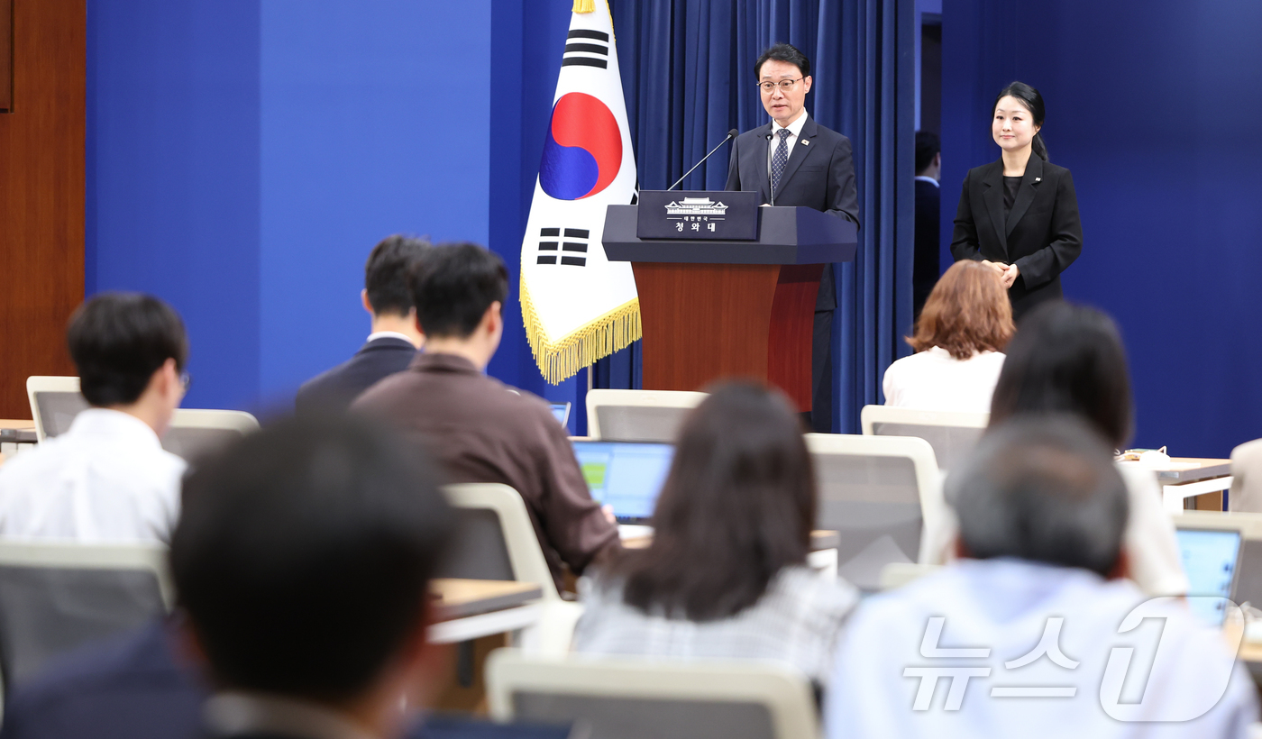 (서울=뉴스1) 허경 기자 = 이규연 홍보소통수석이 27일 청와대 춘추관에서 대통령 취임1주년 기자회견 관련 브리핑을 하고 있다. 2026.5.27/뉴스1