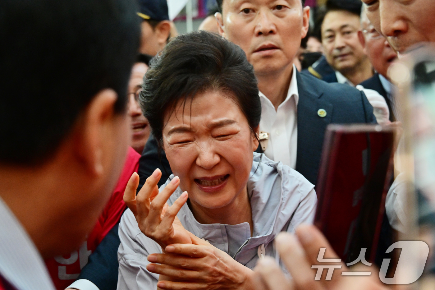 (진주=뉴스1) 윤일지 기자 = 박근혜 전 대통령이 27일 경남 진주 대안동 진주중앙시장을 찾아 박완수 국민의힘 경남도지사 후보, 한경호 진주시장 후보 지원유세를 하며 시민과 악수 …