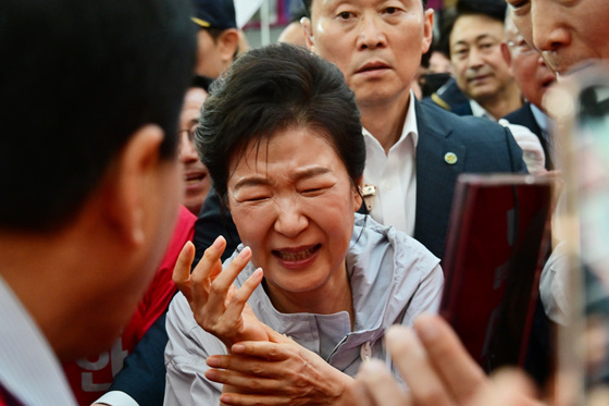 박근혜 전 대통령 '손 통증 호소'