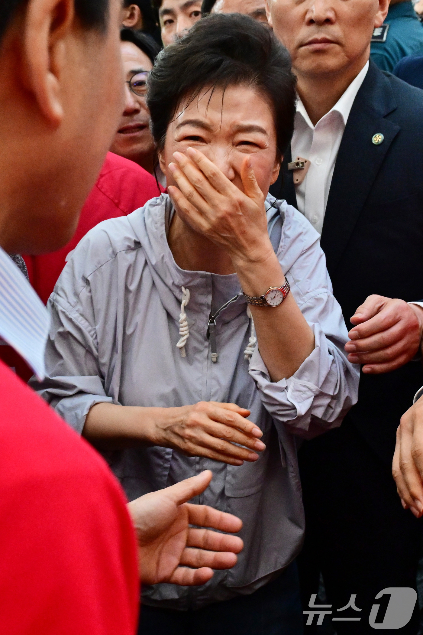 (진주=뉴스1) 윤일지 기자 = 박근혜 전 대통령이 27일 경남 진주 대안동 진주중앙시장을 찾아 박완수 국민의힘 경남도지사 후보, 한경호 진주시장 후보 지원유세를 하며 시민과 악수 …