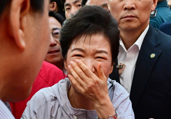 고통스러운 표정 짓는 박근혜 전 대통령
