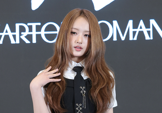 포즈 취하는 하트오브우먼 류인