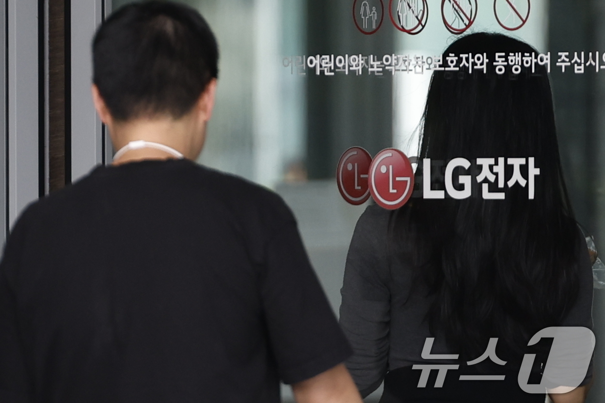 (서울=뉴스1) 박정호 기자 = 27일 서울시 강서구 LG전자 마곡업무센터에서 직원들이 드나들고 있다. 이날 LG전자 마곡업무센터에서 칼부림 사건이 발생해 2명이 각각 칼에 찔려 …