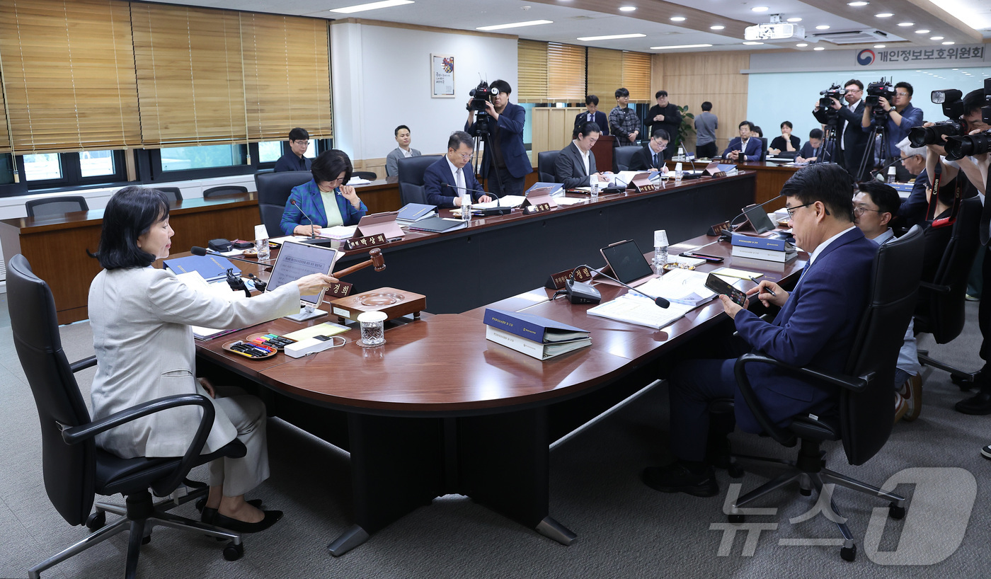 (서울=뉴스1) 김성진 기자 = 송경희 개인정보보호위원회 위원장이 27일 서울 종로구 정부서울청사에서 열린 개인정보보호위원회 전체회의에서 의사봉을 두드리고 있다. 2026.5.27 …