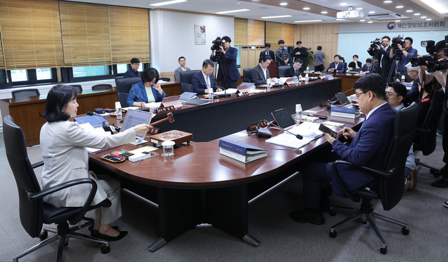 전체회의 주재하는 송경희 개인정보보호위원장