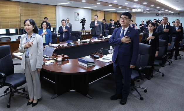 국기에 대한 경례하는 송경희 위원장
