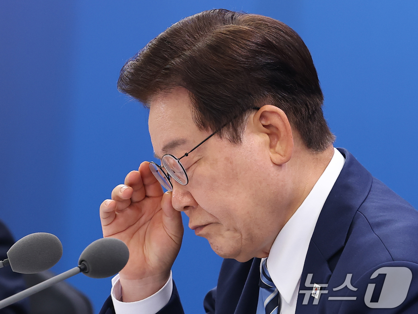 (부산=뉴스1) 허경 기자 = 이재명 대통령이 27일 부산 해운대구에서 열린 제48차 유네스코 세계유산위원회 개최 준비 현황 보고회에서 자료를 보고 있다. (청와대통신사진기자단) …