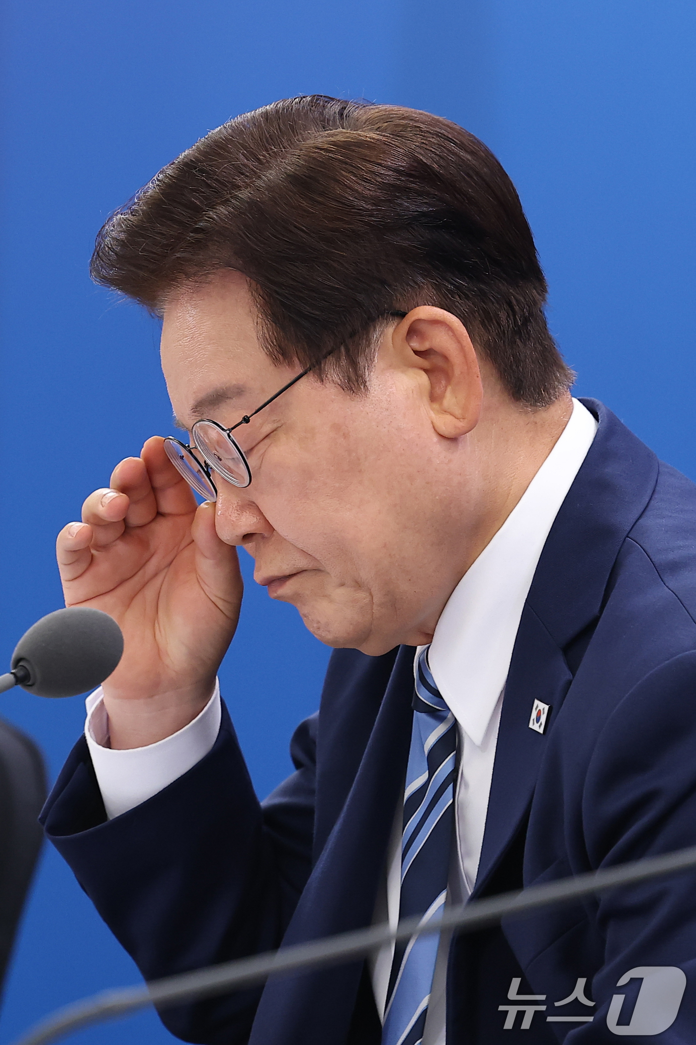 (부산=뉴스1) 허경 기자 = 이재명 대통령이 27일 부산 해운대구에서 열린 제48차 유네스코 세계유산위원회 개최 준비 현황 보고회에서 자료를 보고 있다. (청와대통신사진기자단) …