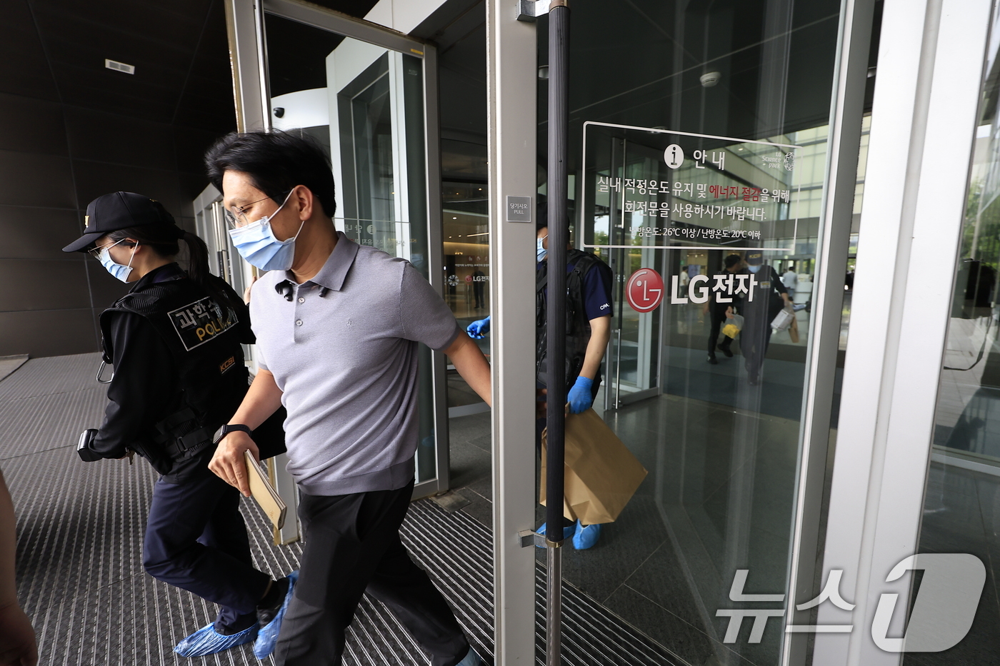 (서울=뉴스1) 박정호 기자 = 경찰 과학수사대가 27일 서울시 강서구 LG전자 마곡업무센터에서 발생한 칼부림 사건 현장 조사를 마친후 업무센터를 나서고 있다. 이건 사건으로 2명 …